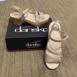 Dansko Sandi Full Grain Leather Wedge Sandal. New. Sz 7 Sand Dollar